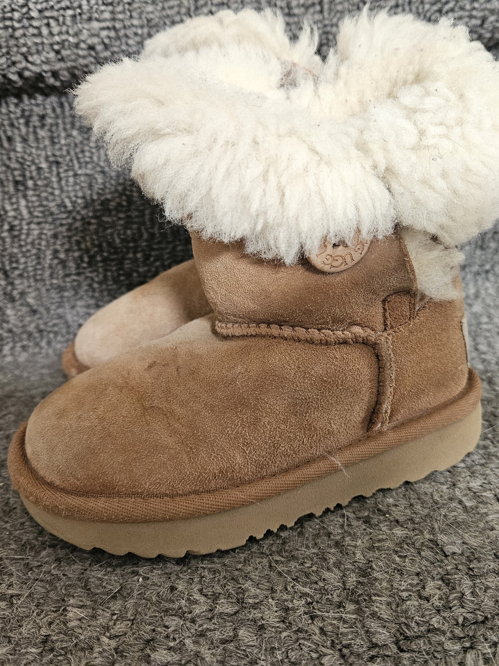 8T UGGs BAILEY BUTTON Kids Tan Shearling-Lined